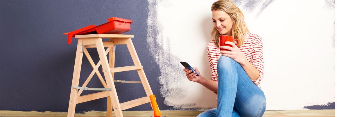 Junge Frau die Mobiltelefon in der Hand hält